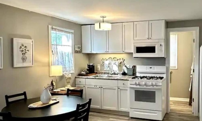 Excelsior Cottage | Charming cottage steps from lake, shops & more!