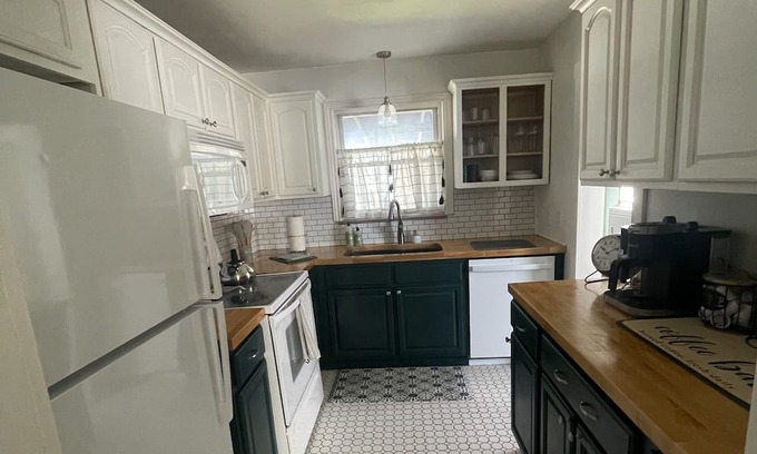 Huntington House | ~Cozy 3-Bedroom Bungalow~Near Ritter Park, Downtown, and Marshall University