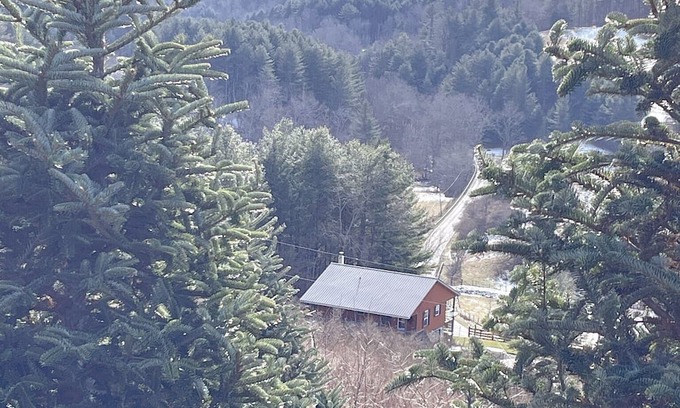 Providence House | 5 Min. from New River! Charming 2-Bedroom Mountain Home, Gorgeous Views, 3 Decks