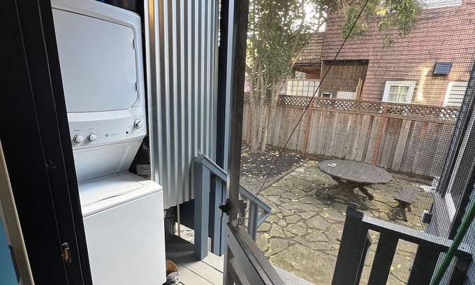 South Berkeley House | Beautifully Landscaped Furnished Convenient Berkeley Home