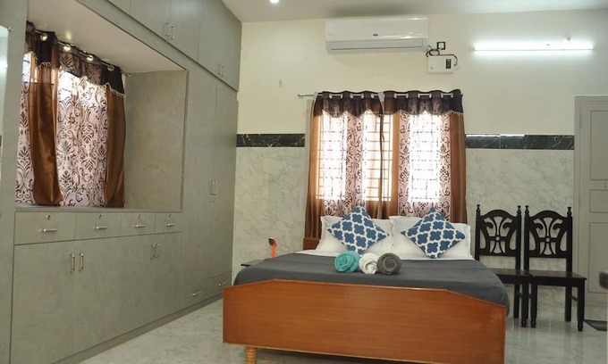 Thanjavur House | Roof-top stay in a new-built house in the centre of city.