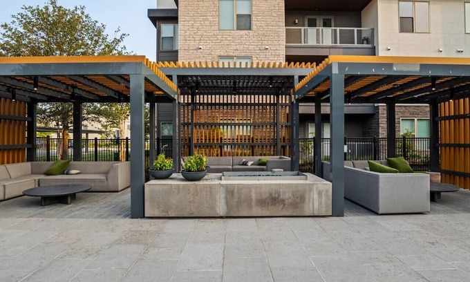Fort Worth Apartment | Modern Escape: 1 King BR with Gym | Pool | Laundry