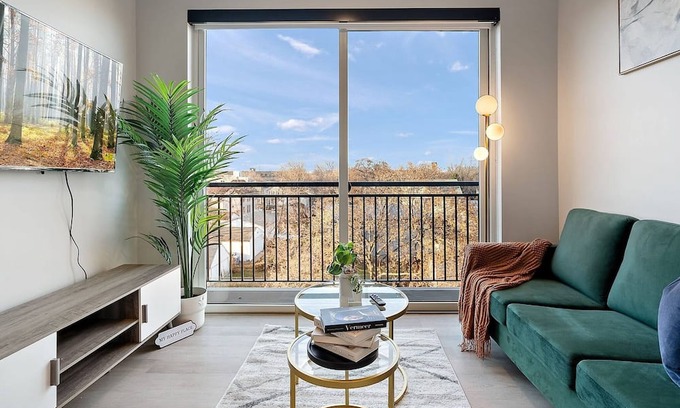 St. Anthony West Apartment | Coze 1BR with Gym & Free Parking By Target Field