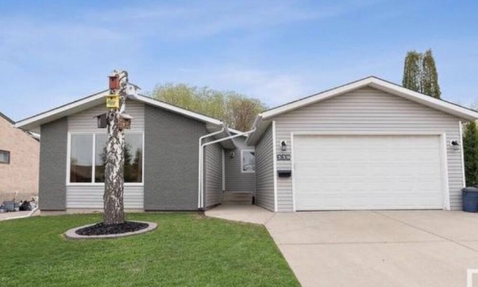 Northeast Edmonton House | Charming Bungalow near Yellowhead Trail - Your Cozy Home in Edmonton!
