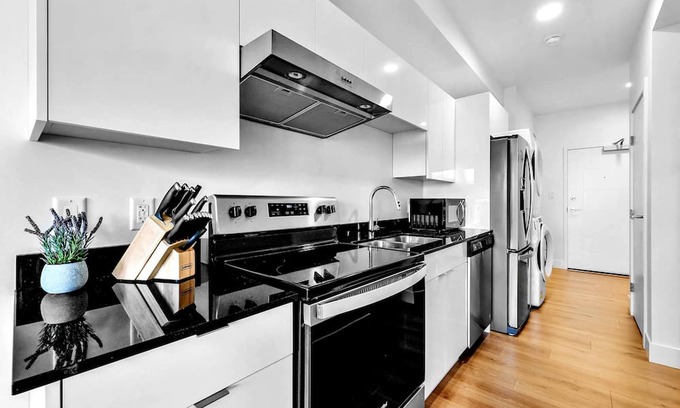 City Centre Apartment | King Suite New Lux Apartment FREE parking, Downtown, Fast Wifi