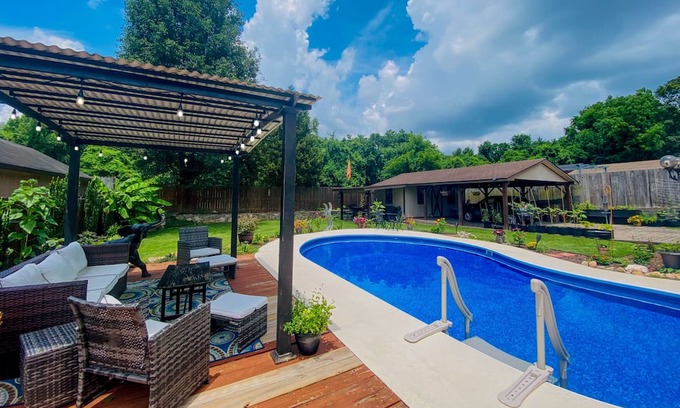 Inglewood House | The East Side Oasis with Dreamy Pool & Patio