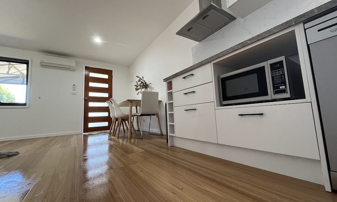 Florey Cottage | Lovely brand-new three bedroom guest house in Florey