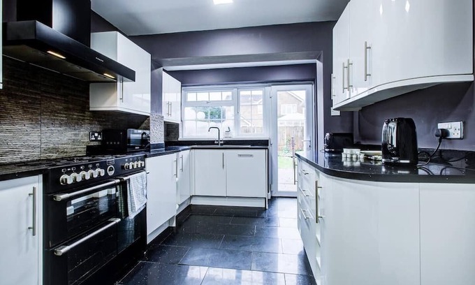 South Benfleet House | Pass the Keys | Spacious 4-Bedroom Home in Benfleet