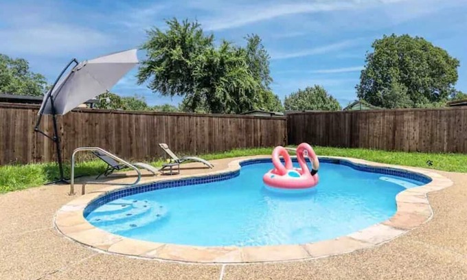 Mesquite House | The pool home in Dallas