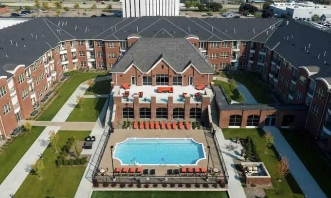 West Bloomington Condo | Poolside Paradise near Mall of America & MSP