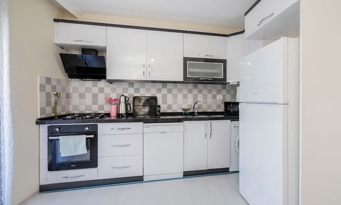 Osmangazi Apartment | Spacious Flat w Balcony Near Metro in Osmangazi