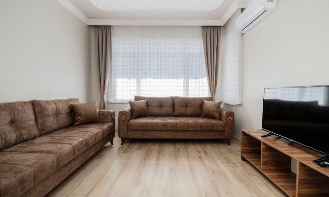 Osmangazi Apartment | Huge Flat w Balcony Near Grand Mosque in Osmangazi