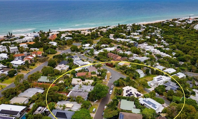 Sunshine Beach House | 350m to ocean | 600m to shops/restaurants | 2 BR | 2.5 bath | A/C | Wi-Fi