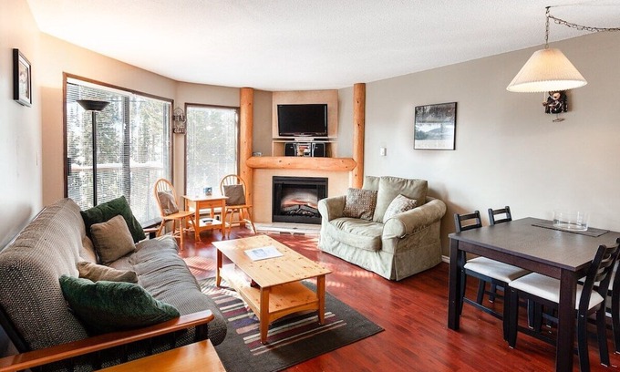 Okanagan-Similkameen Condo | Cozy Pine Retreat *Ski In/Ski Out* Mountain View