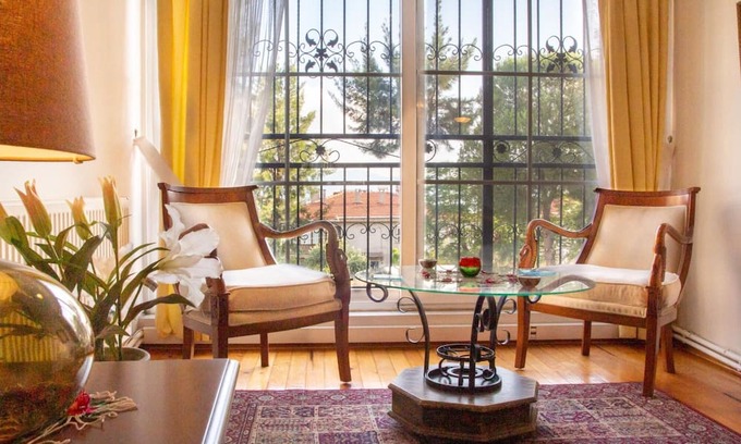 Cigli Apartment | Spacious Detached House with Garden in Izmir