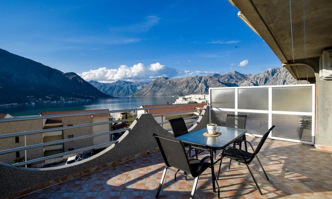 Dobrota Apartment | Sea View Vacation Flat w Balcony in Kotor