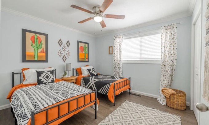 Ogden House | Colors of Utah 4 BD | Upstairs Apt | Comfortable