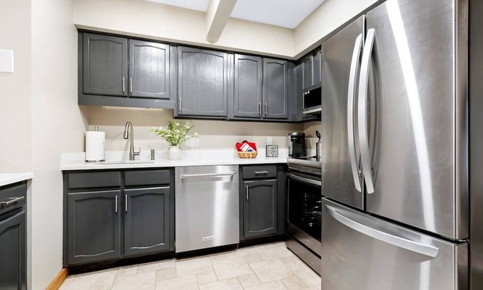Lincoln House | Fireplace - Pool - Bunk Beds - Steps to Downtown!