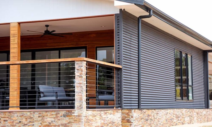 Monash House | River access, bush views, newly renovated house, 5 minutes to town.