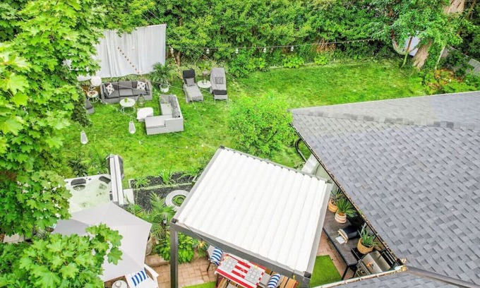 Etobicoke House | Experience Modern Elegance & Connectivity in Our Etobicoke Retreat