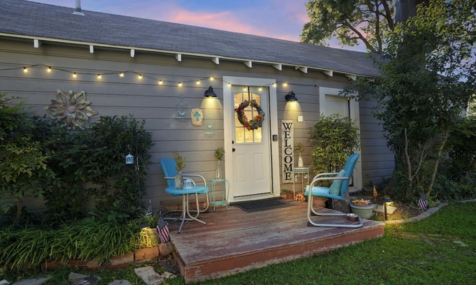 Waxahachie Cottage | Entire Cozy Cottage w/ Private Parking - Pet-friendly, too! by RedAwning