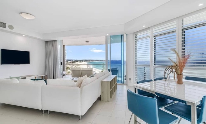 Coolangatta Apartment | Aqua La Vista A Dreamy Coastal Escape by the Beach
