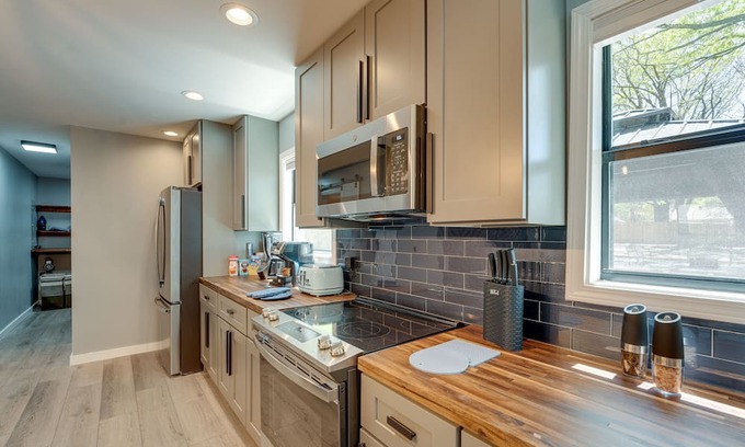 Parkway Village Cottage | Memphis Vacation Rental ~ 10 Mi to Graceland!