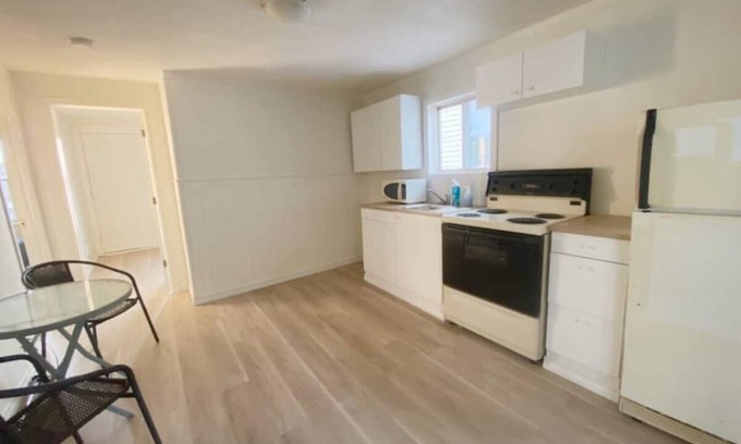 Cornwall House | Private Queen Bedroom on the Upper Decks—8 minutes walk to the Waterfront!