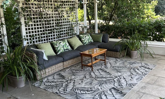 Rondebosch Villa | RIVERTON RETREAT, RONDEBOSCH l . .. . . . ..