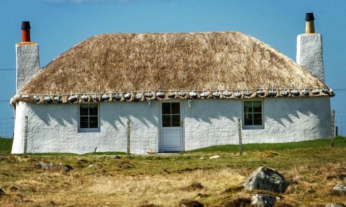 Homore Cottage | Traditional Thatched Cottage in the heart of South Uist. Pet friendly!