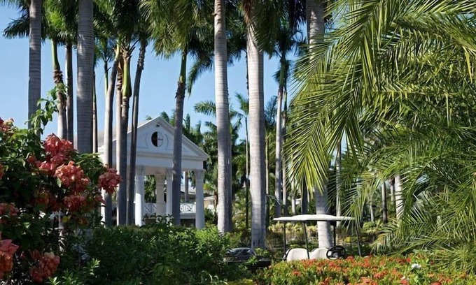 Montego Bay Resort | Colonial Style Villa w/ Free WiFi, Pool Access, Bar & Cocktail Lounge