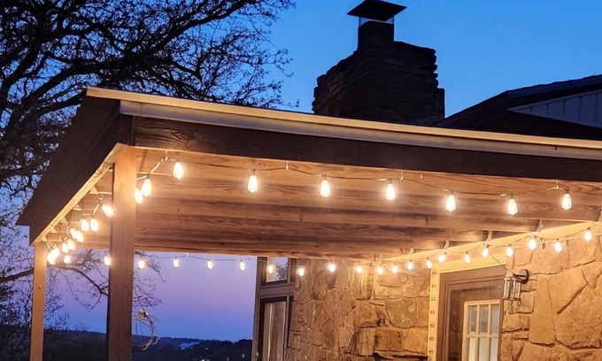 Burnet Cottage | Hilltop Haven: 5 mins to Spider Mountain or Reveille Ranch biking