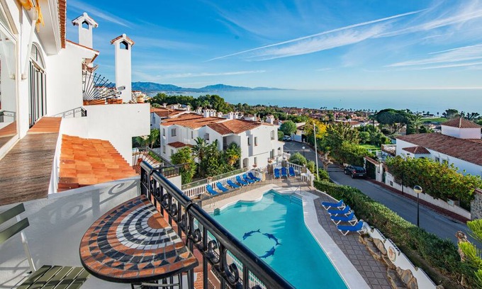 Puerto de la Duquesa Apartment | Apartment 'Hacienda Guadalupe' with Sea View, Wi-Fi and Air Conditioning