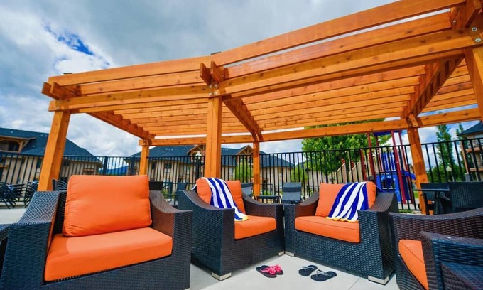 East Kootenay Condo | Fully furnished 2-bed/2-bath condo in Radium Hot Springs, BC, CAN - sleeps 6.