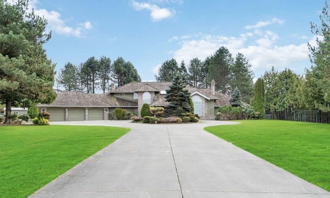 Richmond House | Spacious bachelor suite with private bathroom in tranquility area