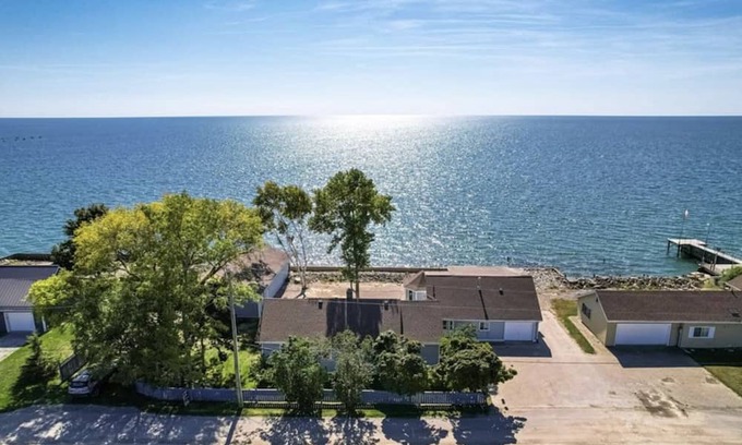 Harwich Cottage | Lake Erie Waterfront Cottage w/firepit, 5 min from erieau beach .