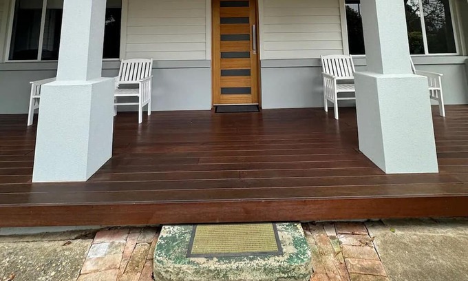 Corowa House | Central stunner- perfect for families and larger groups