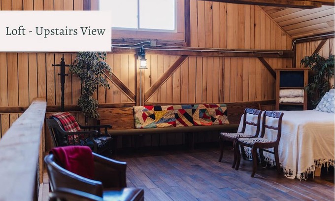 Dundas House | Cozy Barn Sleeps 4 + 1.5 Baths + Full Kitchen + Family Room + Gathering Space