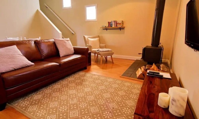 North Lilydale House | Tumbledown Barnhouse.