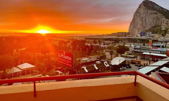 La Linea de la Concepcion Apartment | Homerez - Appartement 500 m away from the beach for 5 ppl. with sea view