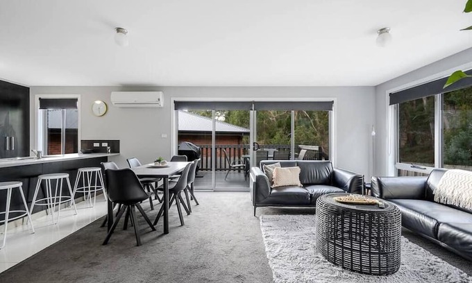 Geilston Bay House | Geilston Bay Hideaway-3 brm,2 bath ,7km to CBD
