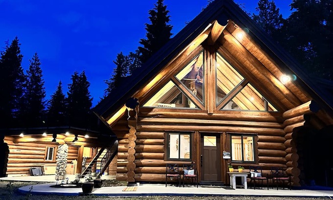 Kootenay Boundary Cabin | Peaceful Log Cabin – Quick Ride to Red Mt. Trails