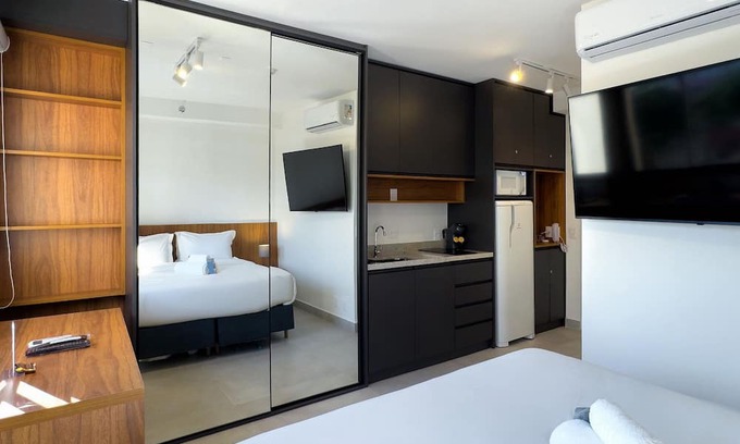 Santo Amaro House | Brooklin Studio: US Consulate & Racetrack