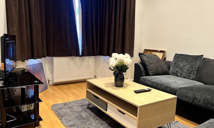 Marlborough House | Relax & Explore 3bed Home with Easy London Access