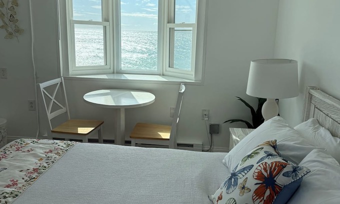 Misquamicut Hotel | Charming 1-bedroom hotel in enchanting Westerly with a beautiful ocean view