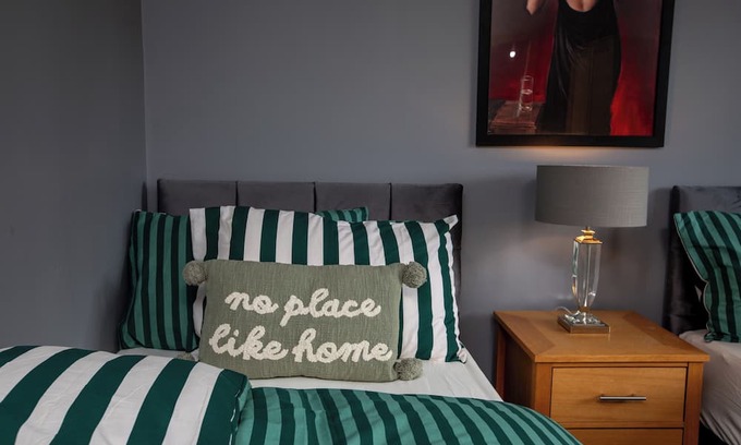 Sheffield House | House -Sleeps 8, parking, suitable for contractors