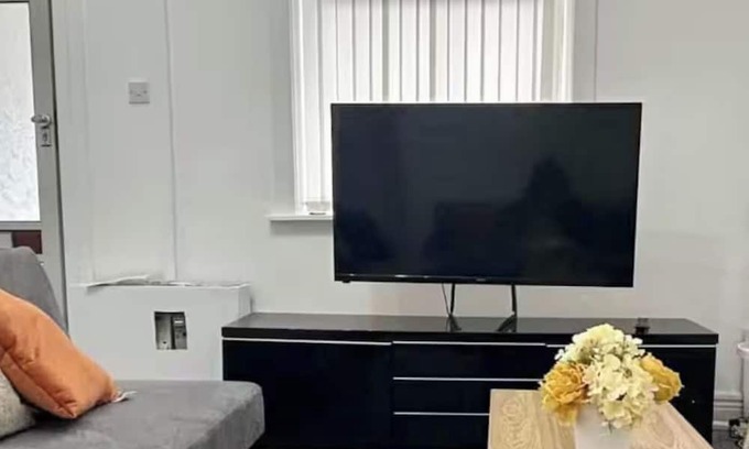 Ashton-under-Lyne House | 2-Bed - Sleeps 6 - Free Parking