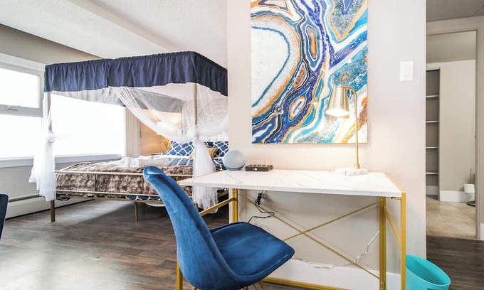 Downtown Edmonton Apartment | King Bed City Center Free Parking, Wifi, Ntflx