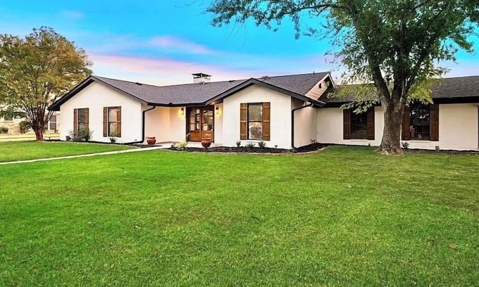 Paris House | Spacious 3BR Family Friendly Retreat w/Sunroom & Office – Near Downtown Paris!