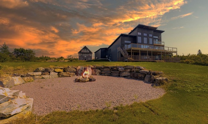 Brigus House | Lakehouse Retreat 5-bedroom, hot tub & gym, private lake access and dock